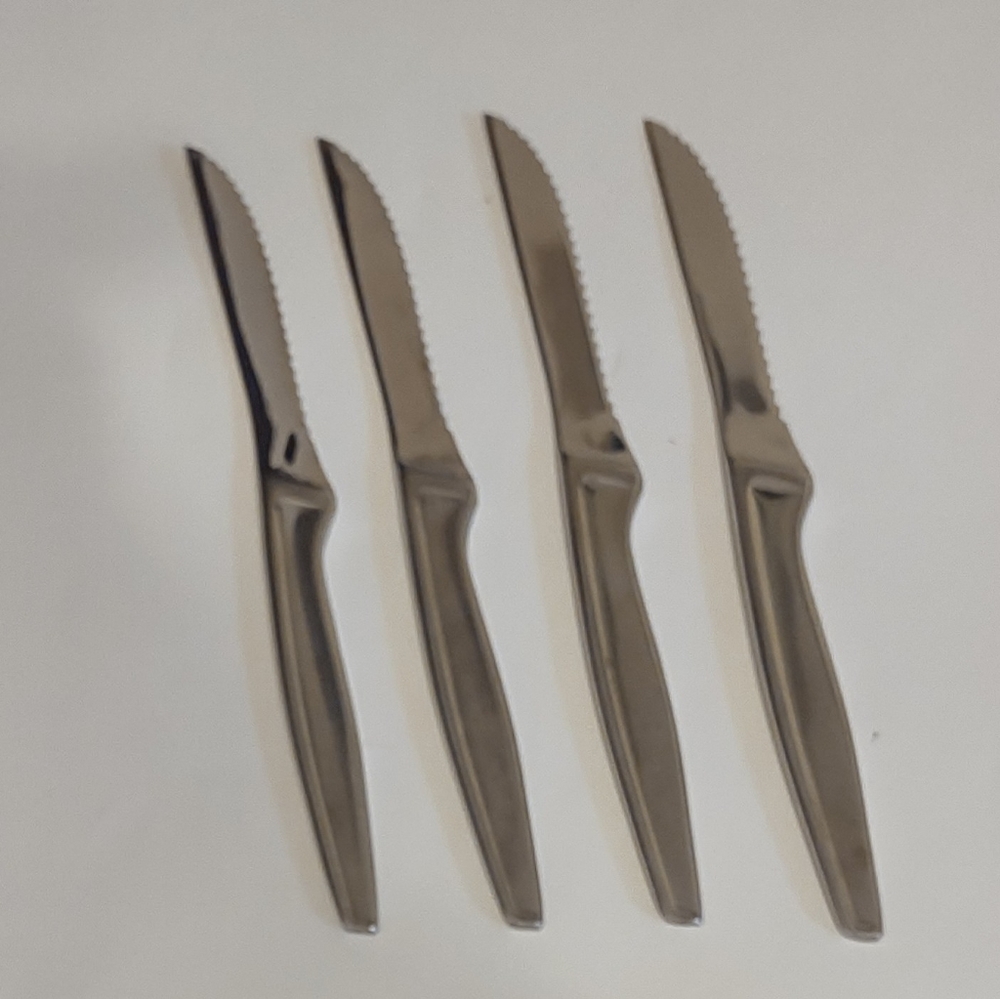 J A Henckels Set of 4 Serated Steak Knives - Picture 3 of 3